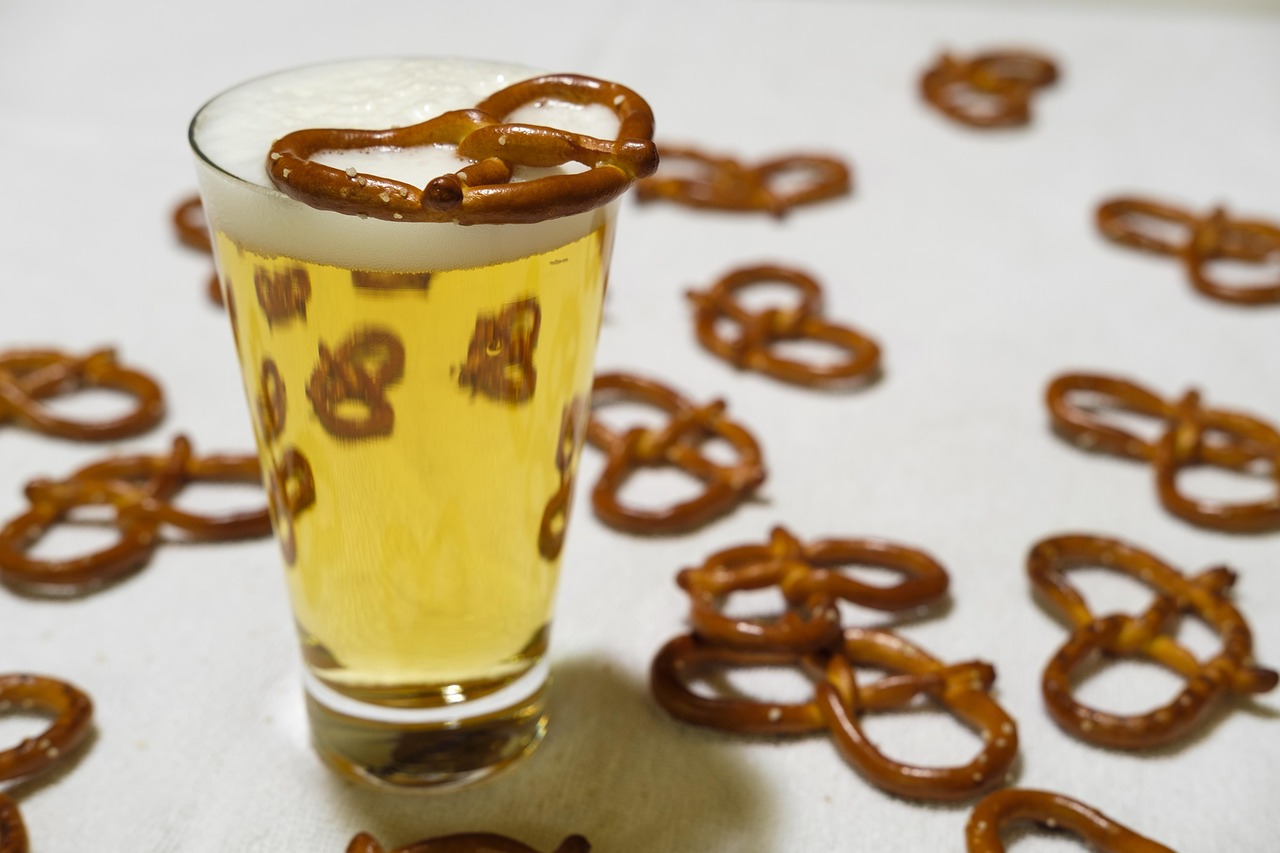 pretzel, pretzels, prezel, lye pretzel, beer, drink, alcohol, lye roll, pastries, baked goods, crispy, yummy, salty, food, snack, glass
